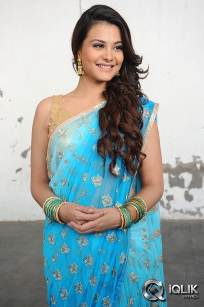 Nazia-Hussain-at-Nee-Jathaga-Nenundali-Movie-Opening